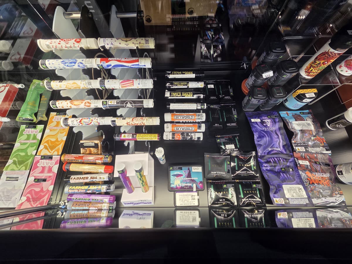 A cartridge and pod case with brand boxes.